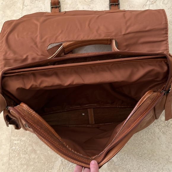 ๐HP๐Vintage camel colored leather messenger bag - Picture 3 of 5